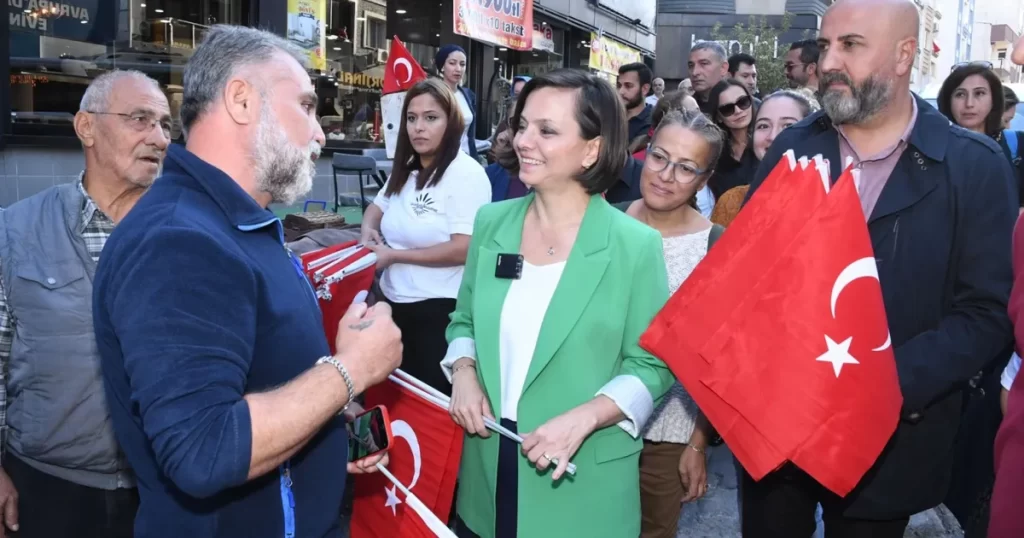 İzmir Karabağlar’dan  Cumhuriyet Korteji’ne bayraklı davet